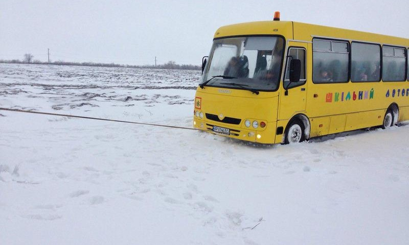 В снежную ловушку попал автобус, который перевозил детей