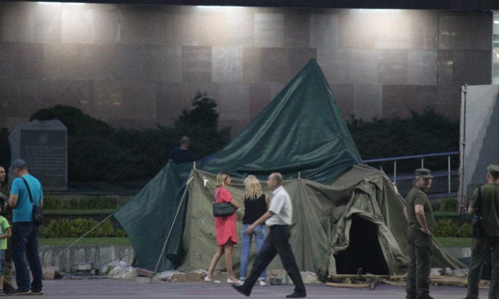 В Запорожье убрали палатку, которая простояла полгода (ФОТО)