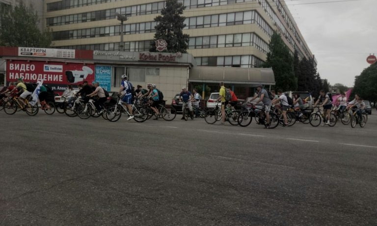 В Запорожье были замечены сотни велосипедистов (ФОТО)