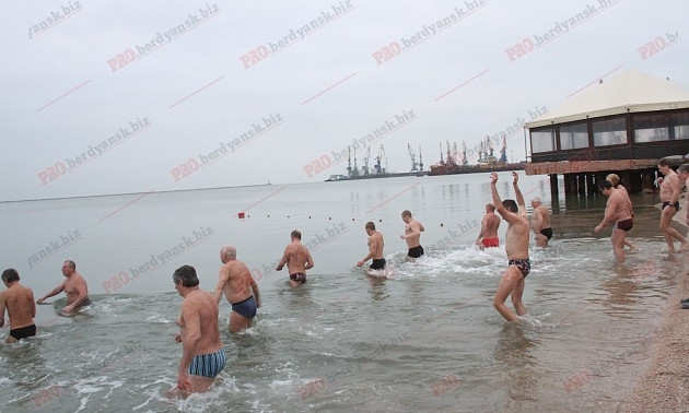 Как запорожцы отмечают Крещение в Азовском море