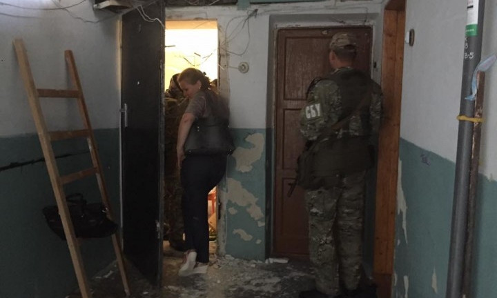 Громкий обыск: СБУ выломала двери квартиры запорожского депутата (ФОТО)
