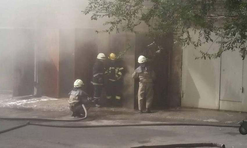 Появились фото пожара в центре Запорожья