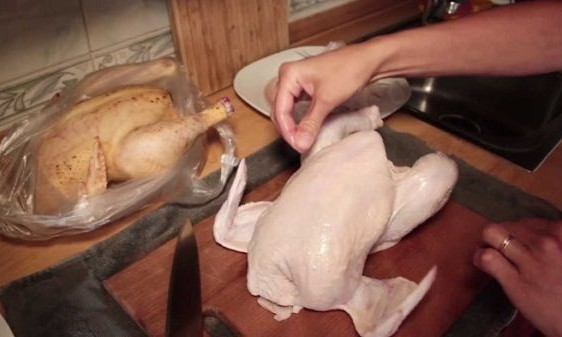 Запорожанка ужаснулась "наколотой" курице, которую принесла из магазина (ФОТО)