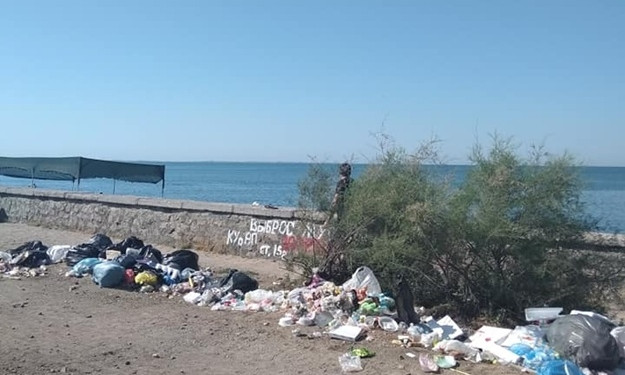 На курорте отдыхающие лежат на пляже рядом с горами мусора (ФОТО)