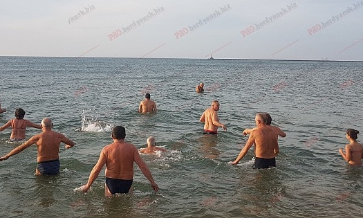 На запорожском курорте моржи открыли купальный сезон