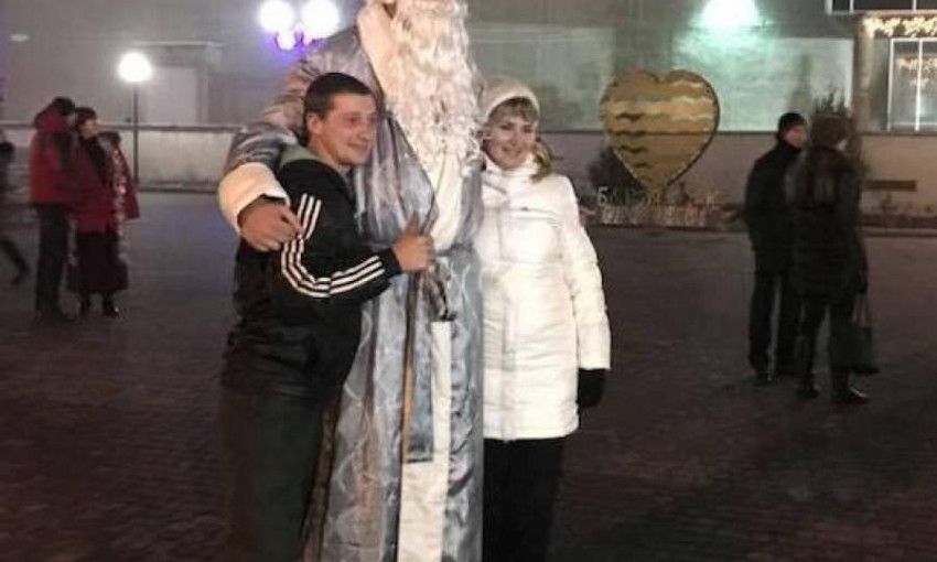 В Запорожской области заметили гигантского Деда Мороза (ФОТОФАКТ)