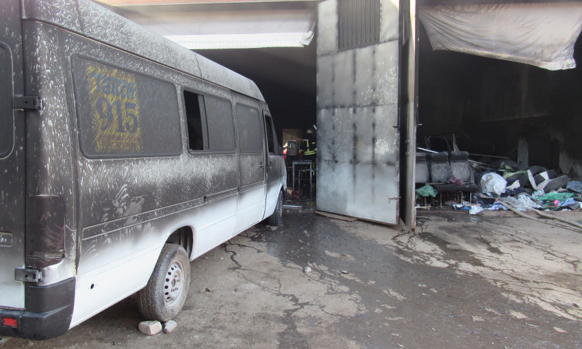 В Запорожье сгорела маршрутка в гараже (ФОТО)