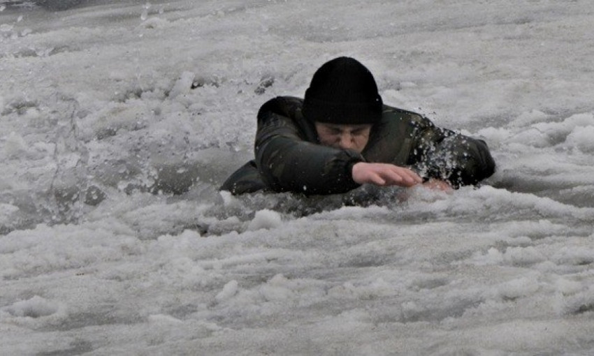 В Запорожской области мужчина провалился под лед