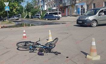 Автомобиль Kia сбил подростков на велосипеде (ФОТО)