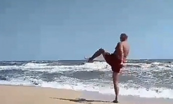 Фотофакт: На пляже пенсионер выполнял странные трюки