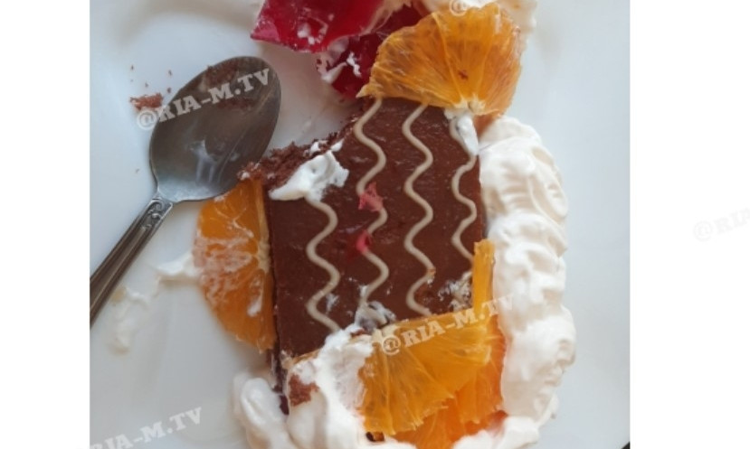 Курьезы: В одном из кафе клиентку удивил поданый десерт из магазинного бисквита (ФОТО)