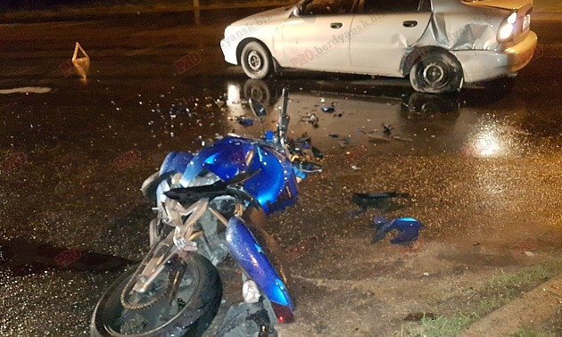 Мотоциклист на огромной скорости врезался в легковушку (ФОТО)