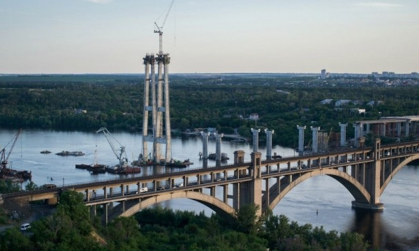 Трагедия в Запорожье: Молодая девушка спрыгнула с моста