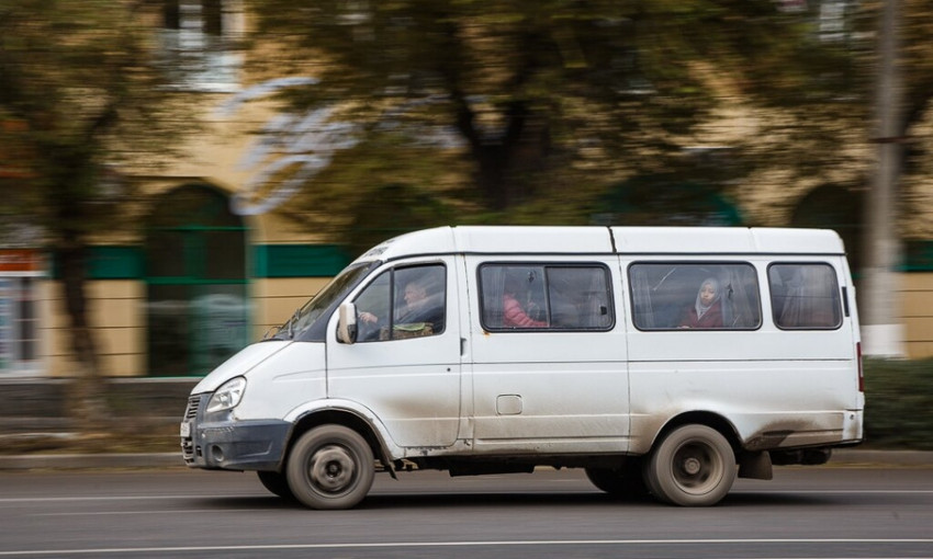 В Запорожской области маршрутка с пассажирами "потеряла" колесо (ВИДЕО)