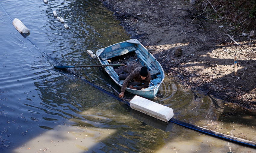 Смотрите: Как чистят озеро в "Дубовке" (ФОТО)