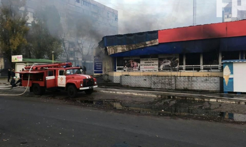 В центре города полностью сгорел магазин "АЛЛО" (ФОТО)