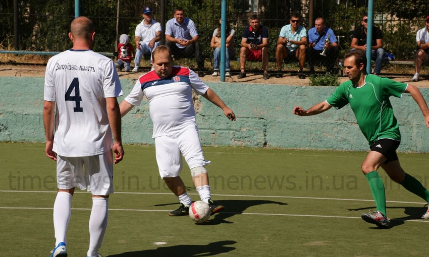 Команда Запорожской ОГА обыграла команду горсовета в футбол