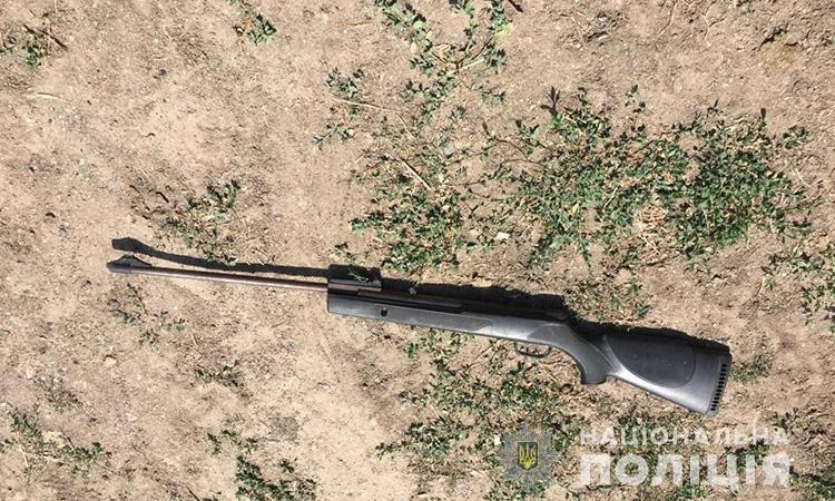 В Запорожской области неадекватный мужчина угрожал убить из винтовки мать и сотрудников "скорой" (ФОТО)