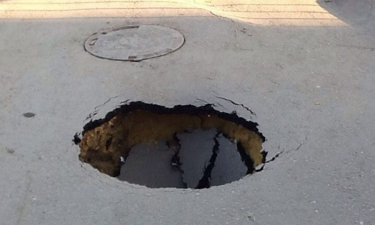 В Запорожской области на дороге образовалась дыра