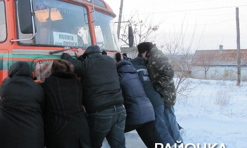 Фотофакт: На дороге пассажиры толкали автобус