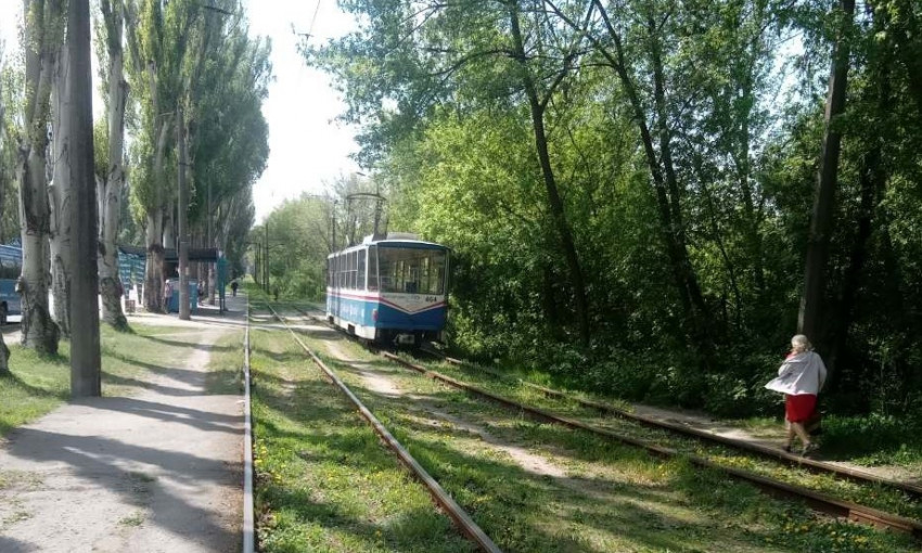 В Запорожье задымился трамвай, а водитель решил продолжить движение (ФОТО, ВИДЕО)