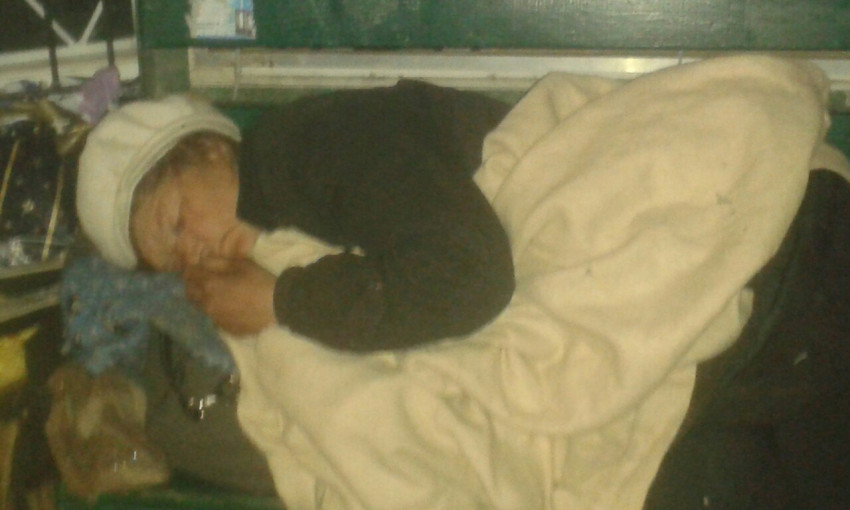 Фотофакт: Бездомные превратили остановку в ночлежку