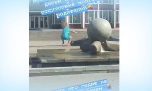 Курьезы: На глазах у мамы дети ныряли в фонтан на бульваре Шевченко (ВИДЕО)