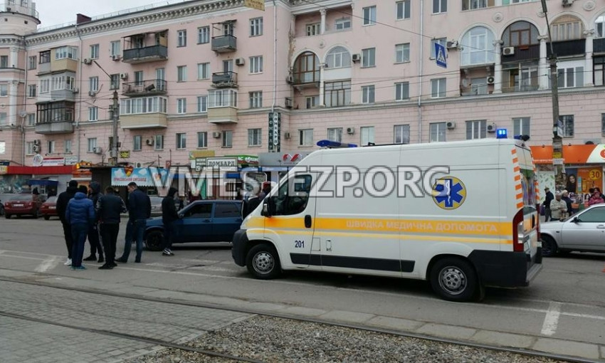 В Запорожье на пешеходном переходе сбили двух девушек (ФОТО)