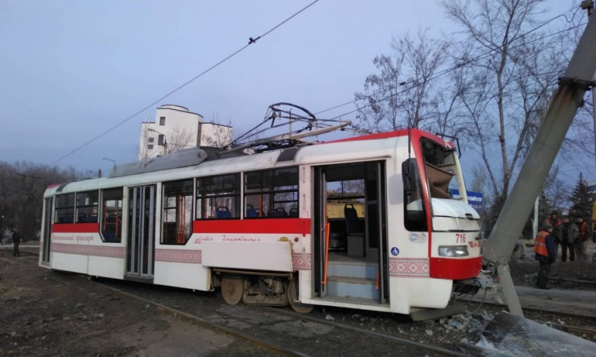 В центре Запорожья трамвай сошел с рельс и едва не снес столб (ФОТО)