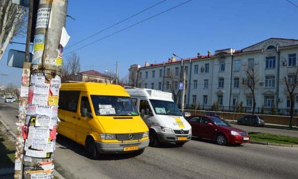 В Запорожье водитель маршрутки выгонял детей из салона (ФОТО)
