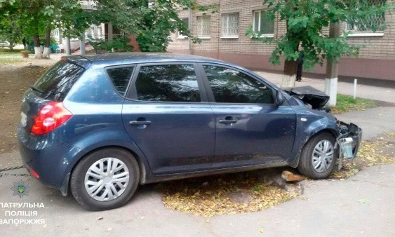 В Запорожье автомобилистка врезалась в маршрутку и скрылась с места ДТП