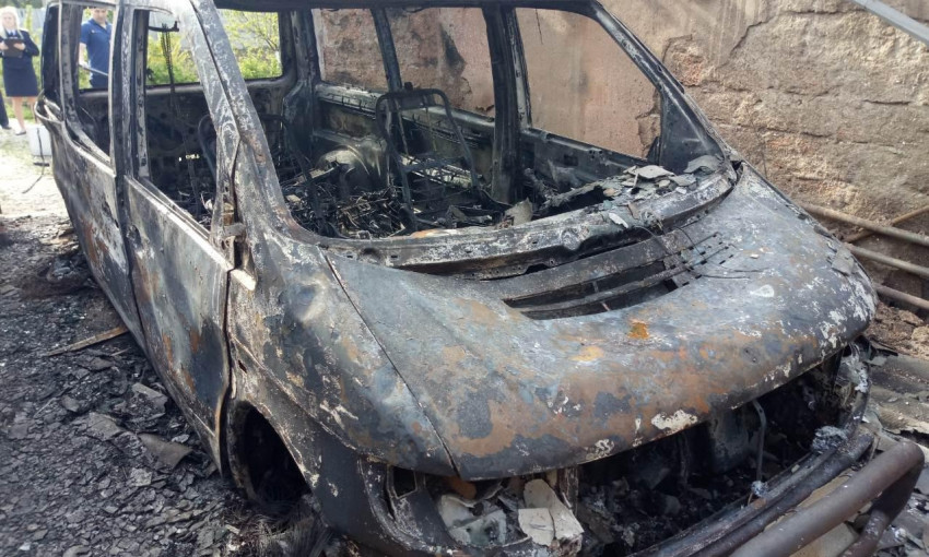 В Приазовском районе дотла сгорела машина (ФОТО)