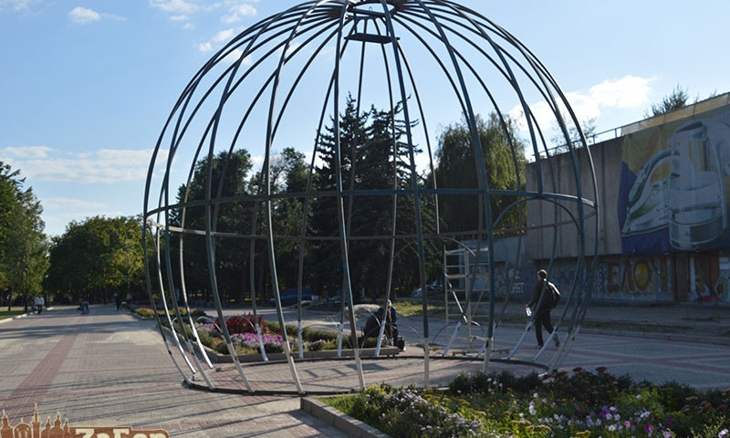 В центре Запорожья установили огромный шар (ФОТО)
