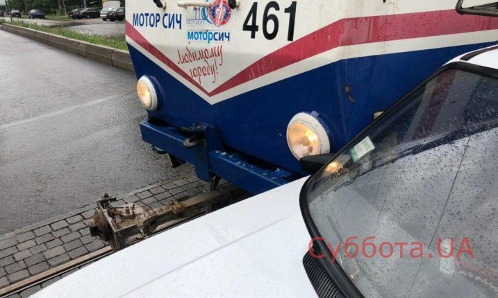 В Запорожье "ЗАЗ" протаранил трамвай (ФОТО)