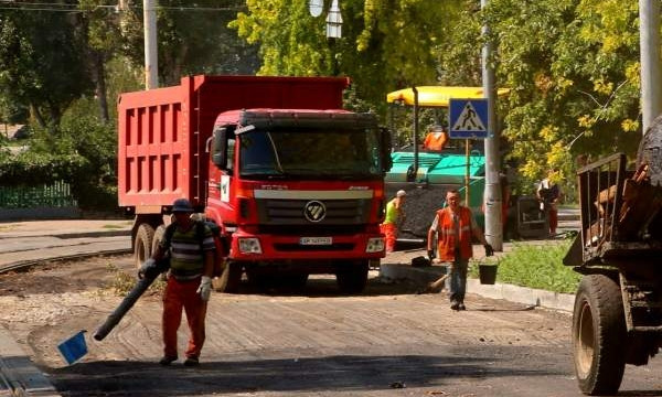 В центре Запорожья продолжается ремонт дороги (ФОТО, ВИДЕО)
