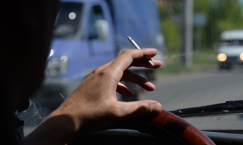 Водитель маршрутки курил в салоне, матерился и засыпал за рулем (ФОТО)