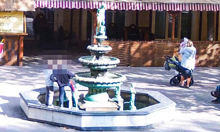 В Запорожской области малолетние вандалы у фонтана крушат скульптуры (ВИДЕО)