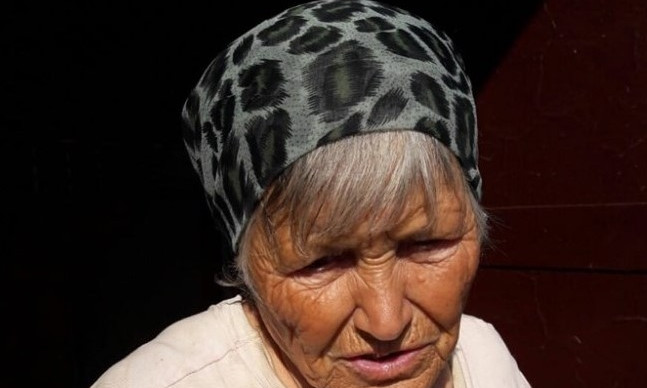 На запорожском вокзале поселилась слепая бабушка, ей нужна помощь (ФОТО)