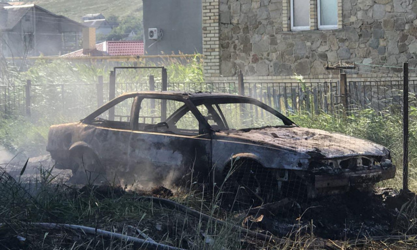Появились фото последствий пожара: Сгорел дом и автомобиль