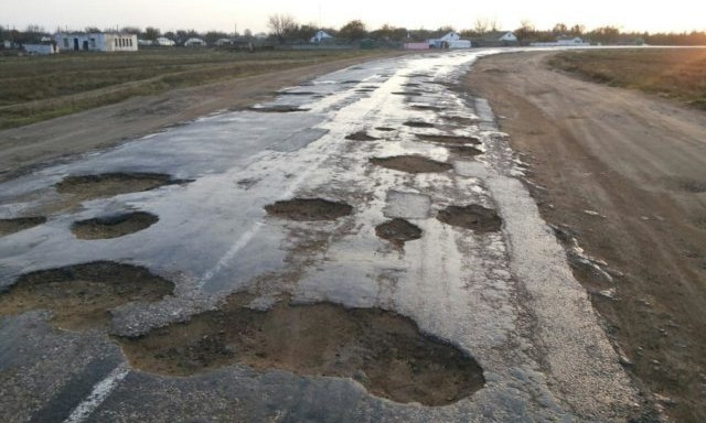 "Нигде такой трассы нет в Украине" - автомобилисты о жуткой дороге под Запорожьем (ФОТО)