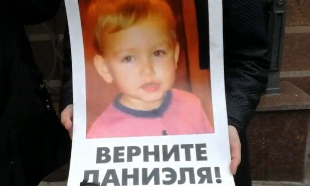 Удерживаемого в посольстве Дании в Киеве двухлетнего мальчика Даниэля отдали матери