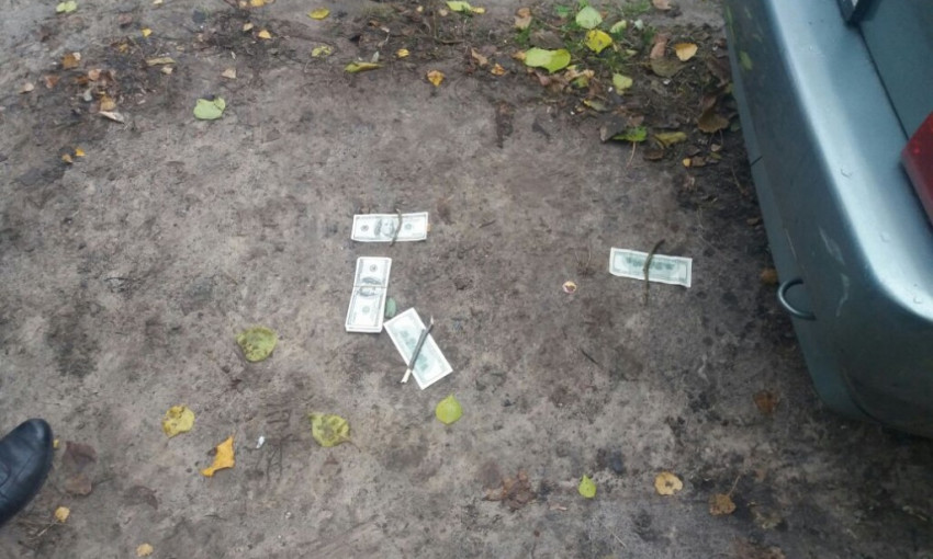 В Запорожье задержали офицера с долларовой взяткой (ФОТО)
