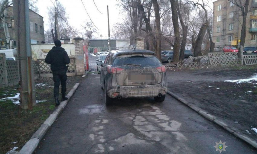 Фотофакт: В Запорожье "Мазда" заблокировала въезд в школу