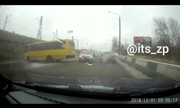 Возле моста Преображенского на скользкой дороге развернуло автобус с пассажирами (ВИДЕО)