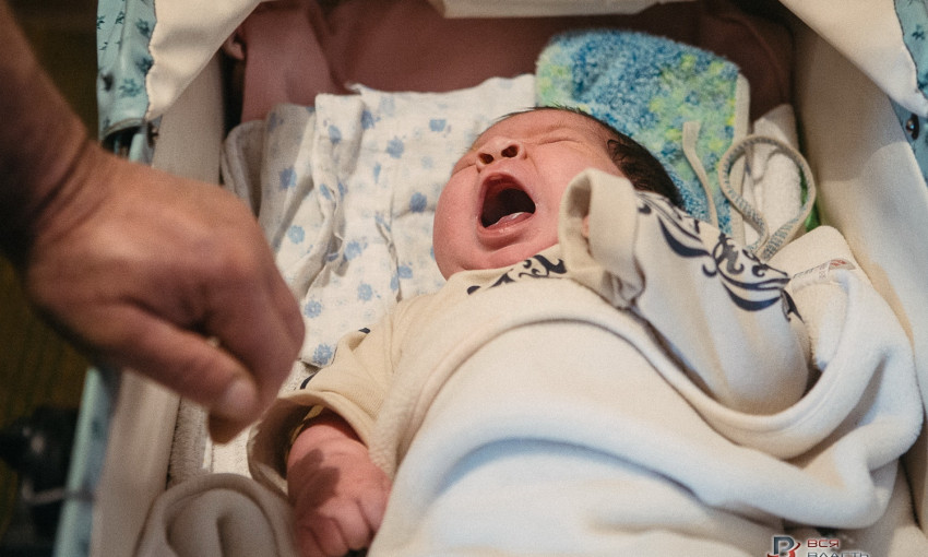 В сети появились фото самого крупного ребенка Украины, которого родила запорожанка