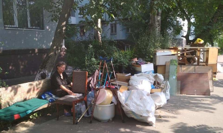 В Запорожье женщину с вещами выгнали на улицу из квартиры (ФОТО)