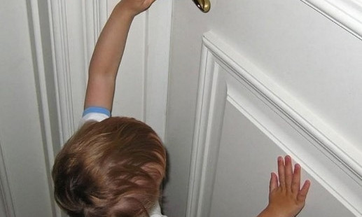 В Запорожье 2-летняя девочка осталась сама дома