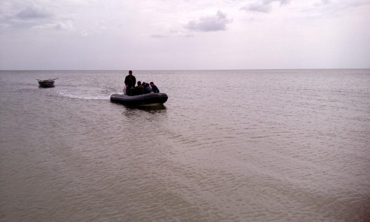 Троих мужчин отнесло в открытое море (ФОТО)