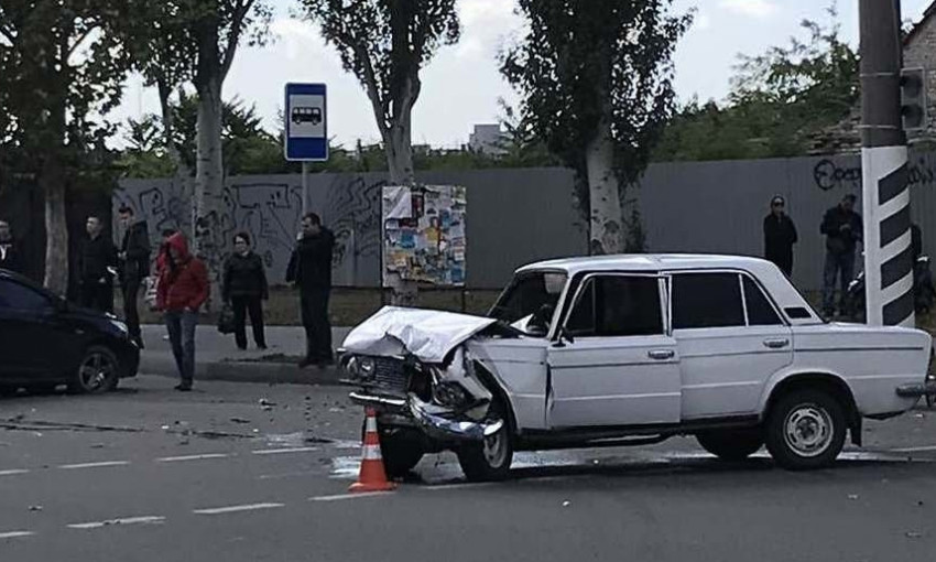 В Мелитополе на перекрестке столкнулись «ВАЗ-2101» и «Хюндай» (ВИДЕО)