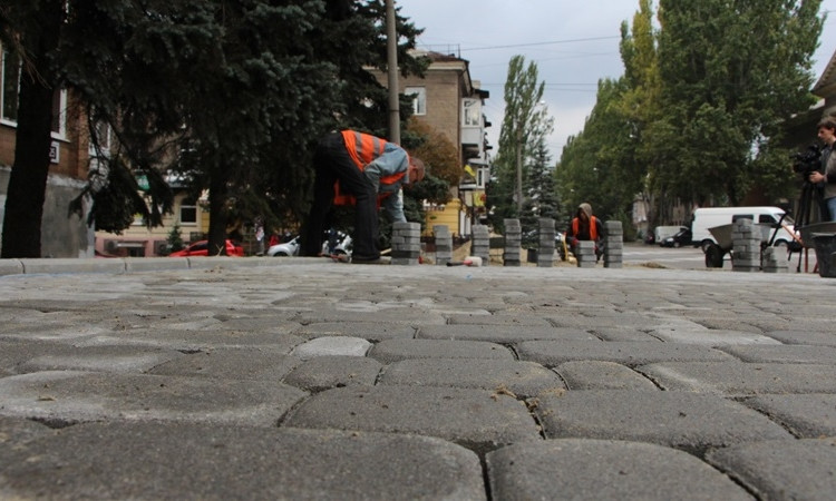Новый тротуар появился в центре Запорожья (ФОТО)